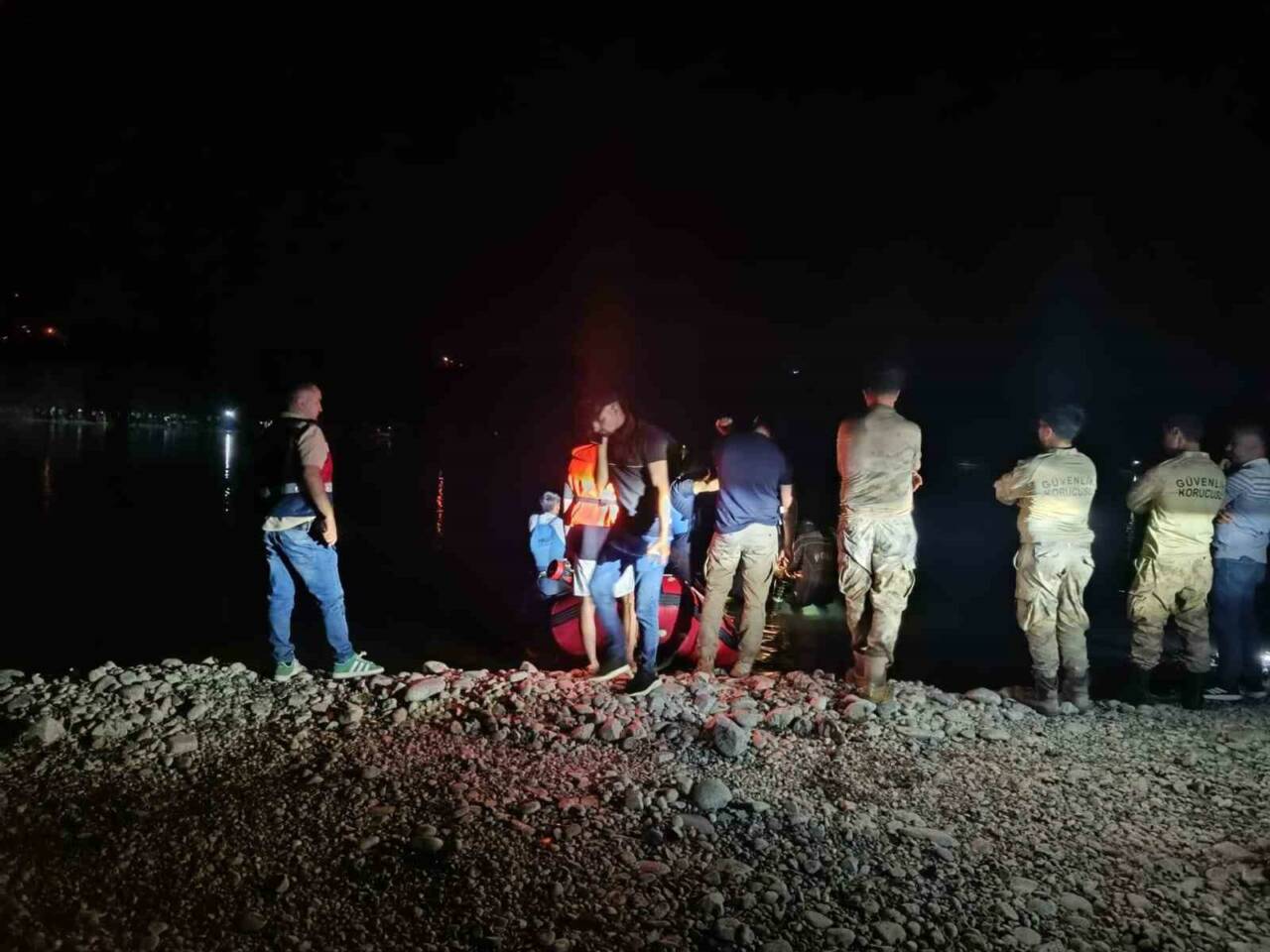 Elazığ’ın Palu ilçesinde Murat Nehrine balık tutmak için giren şahıs,