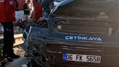 BALIKESİR (AA) – Balıkesir’in Edremit ilçesinde tomruk yüklü kamyon ile