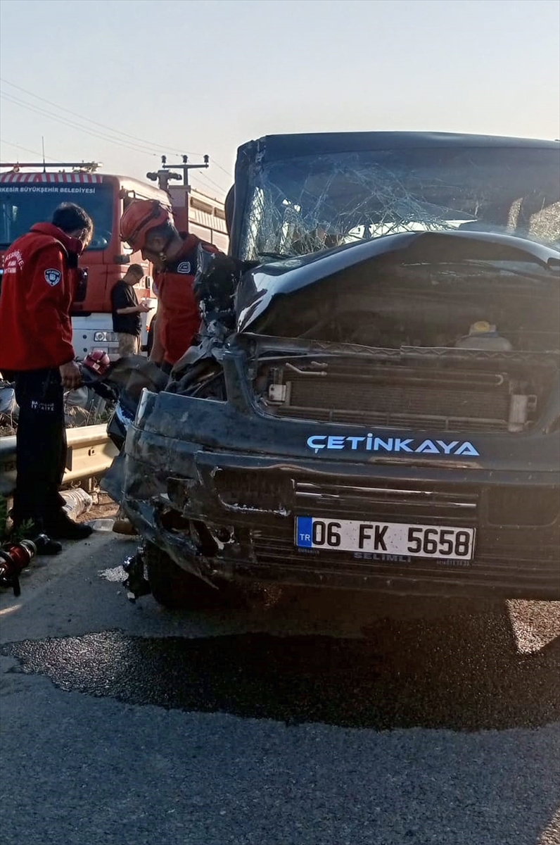 BALIKESİR (AA) – Balıkesir’in Edremit ilçesinde tomruk yüklü kamyon ile