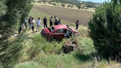 Balıkesir’in Gökçeyazı Mahallesi’nde direksiyon hakimiyeti kaybedilen otomobil şarampole uçtu. Araçta