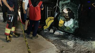 BALIKESİR (AA) – Balıkesir’in Ayvalık ilçesinde otomobilin büfe ile otelin