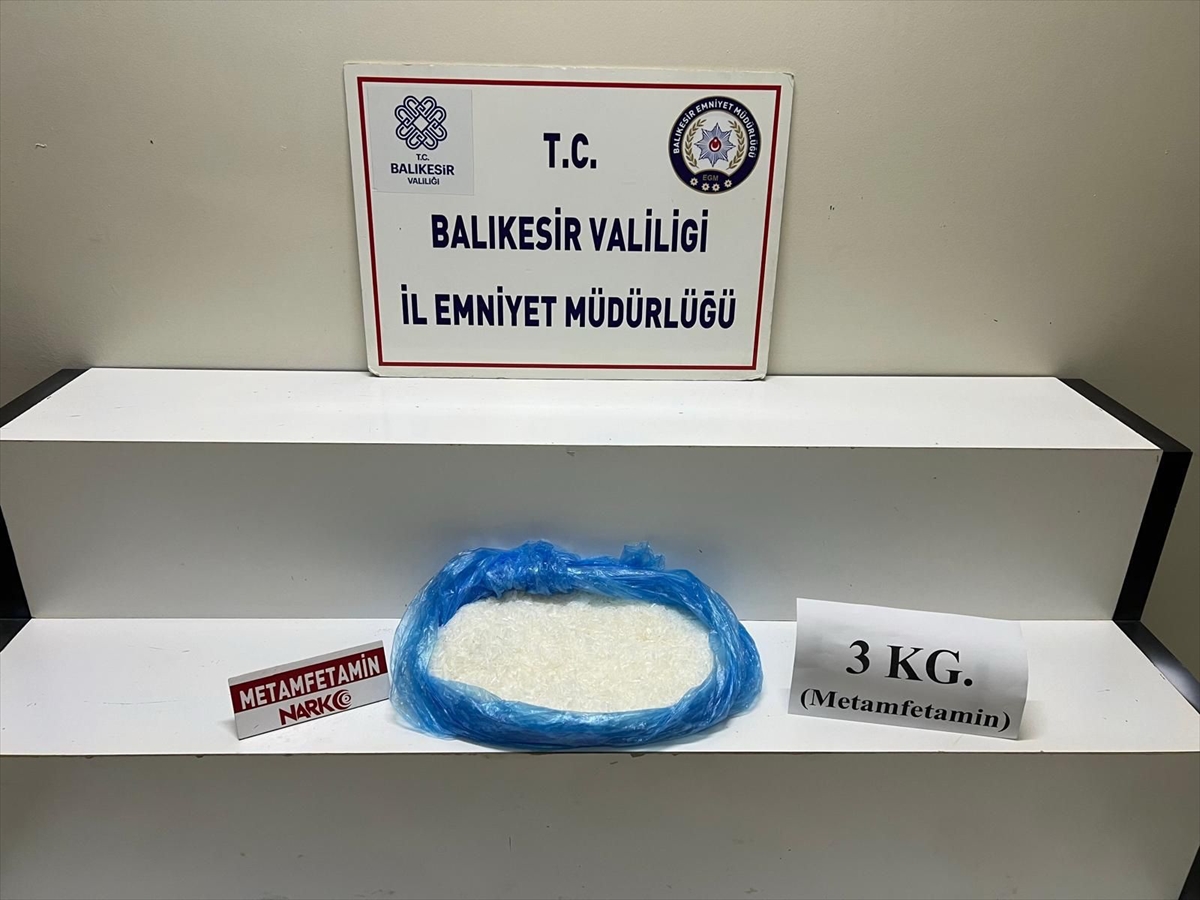 BALIKESİR (AA) – Balıkesir’in Edremit ilçesinde polisin düzenlediği operasyonda 3