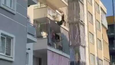 Aydın Efeler ilçesinde bir binanın 4. katından kendini boşluğa bırakan