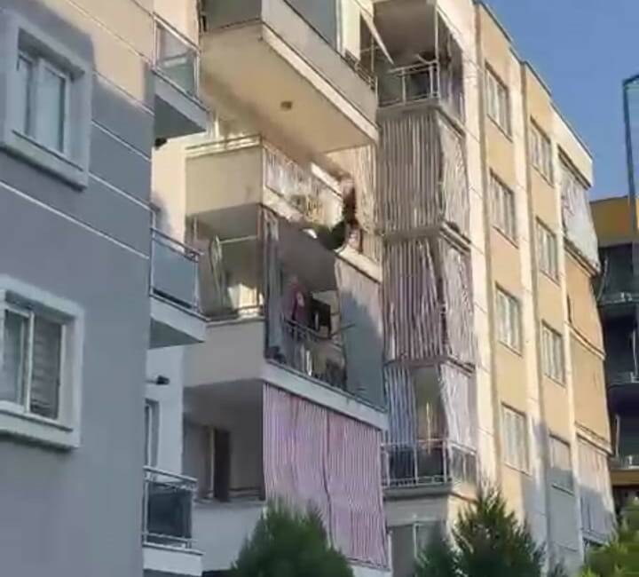 Aydın Efeler ilçesinde bir binanın 4. katından kendini boşluğa bırakan