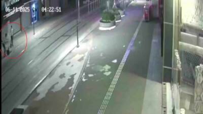 Antalya’da sigara isteme bahanesiyle bankta oturan bir kişiyi önce darp