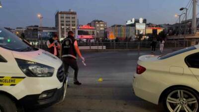 Başakşehir’de bir alışveriş merkezinin önünde duran adam, kimliği belirsiz bir