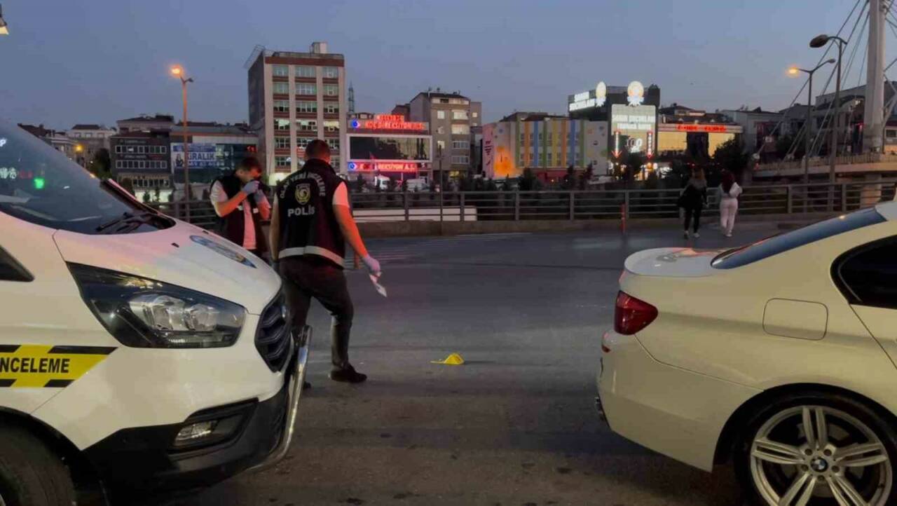 Başakşehir’de bir alışveriş merkezinin önünde duran adam, kimliği belirsiz bir