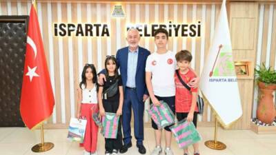 İstiklal Mahallesi’nde ikamet eden çocuklar, Isparta Belediye Başkanı Şükrü Başdeğirmen’i