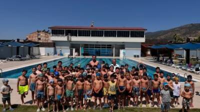 Aydın’ın Buharkent ilçesinde her yıl geleneksel olarak düzenlenen yüzme kursları,