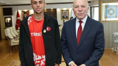 Erzurum Büyükşehir Belediye Başkanı Mehmet Sekmen, atletizmde aldığı başarılarla ülkemize