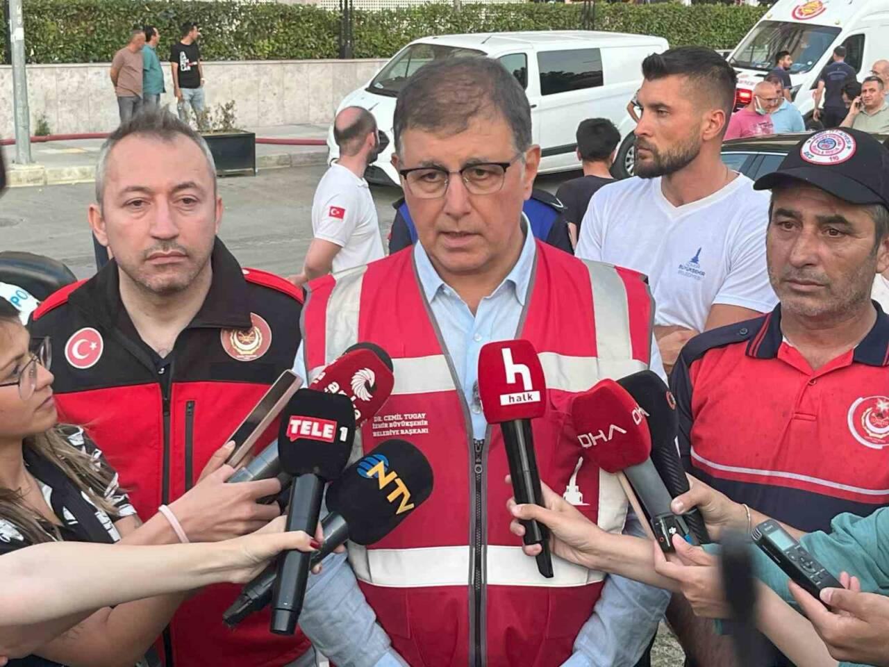 İzmir’in Konak ilçesinde bir inşaat deposunda çıkan yangının ardından bölgede