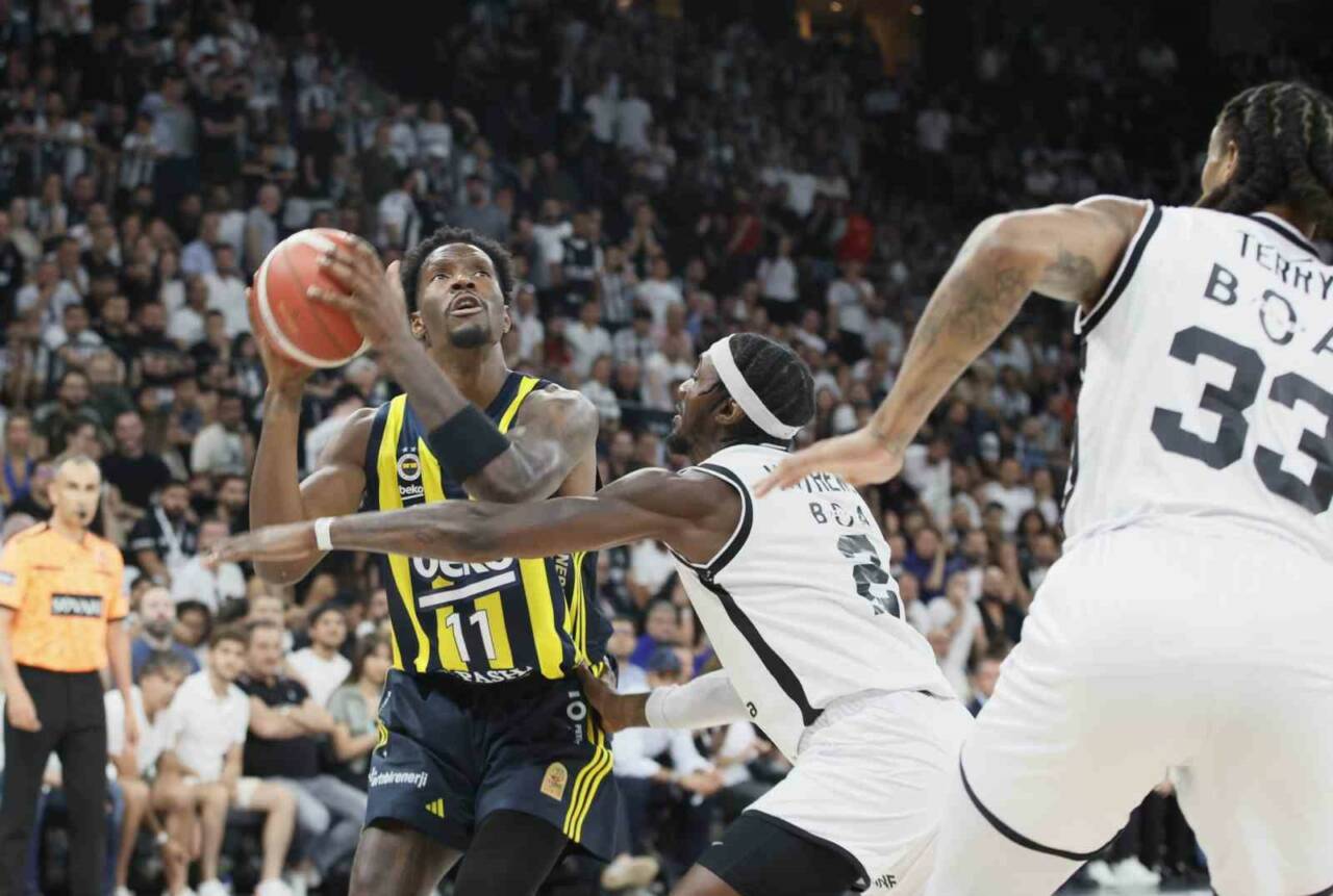 Türkiye Sigorta Basketbol Süper Ligi play-off final serisi dördüncü maçında