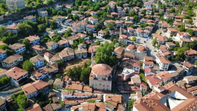 - Tarihi yapıları, doğal güzellikleri ve mutfak kültürüyle ünlü Bartın'ın
