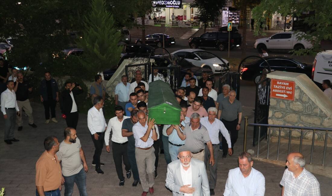 BATMAN (AA) – Batman’ın Sason ilçesinde bilirkişi heyetini taşıyan aracın