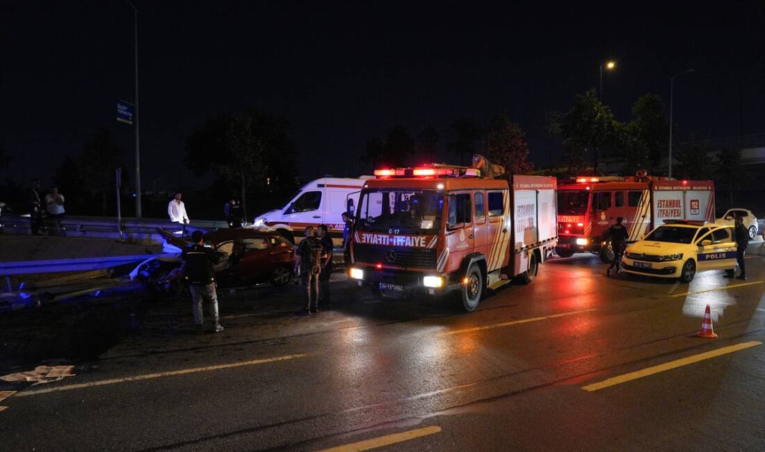İSTANBUL (AA) – Bayrampaşa’da kontrolden çıkarak bariyerlere saplanan otomobilin sürücüsü