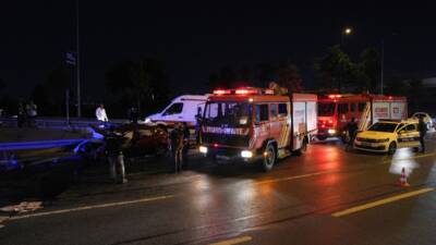 İSTANBUL (AA) – Bayrampaşa’da kontrolden çıkarak bariyerlere saplanan otomobilin sürücüsü