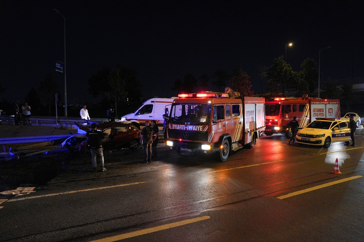 İSTANBUL (AA) – Bayrampaşa’da kontrolden çıkarak bariyerlere saplanan otomobilin sürücüsü