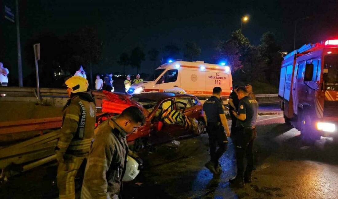 Bayrampaşa’da direksiyon hakimiyetini kaybeden otomobil yol kenarındaki bariyerlere ok gibi