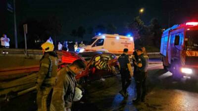 Bayrampaşa’da direksiyon hakimiyetini kaybeden otomobil yol kenarındaki bariyerlere ok gibi