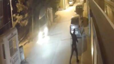 Eskişehir’de bir ara sokakta yaya şekilde devriye gezen bekçi ekiplerinin