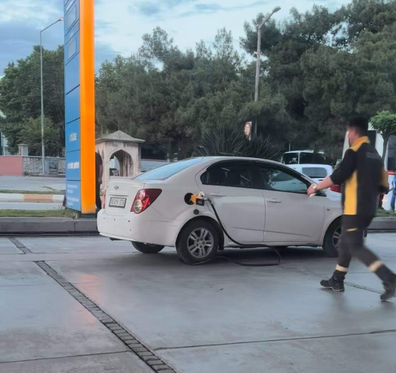 Edirne’de bir akaryakıt istasyonuna gelen otomobil sürücüsü, yakıt aldıktan sonra