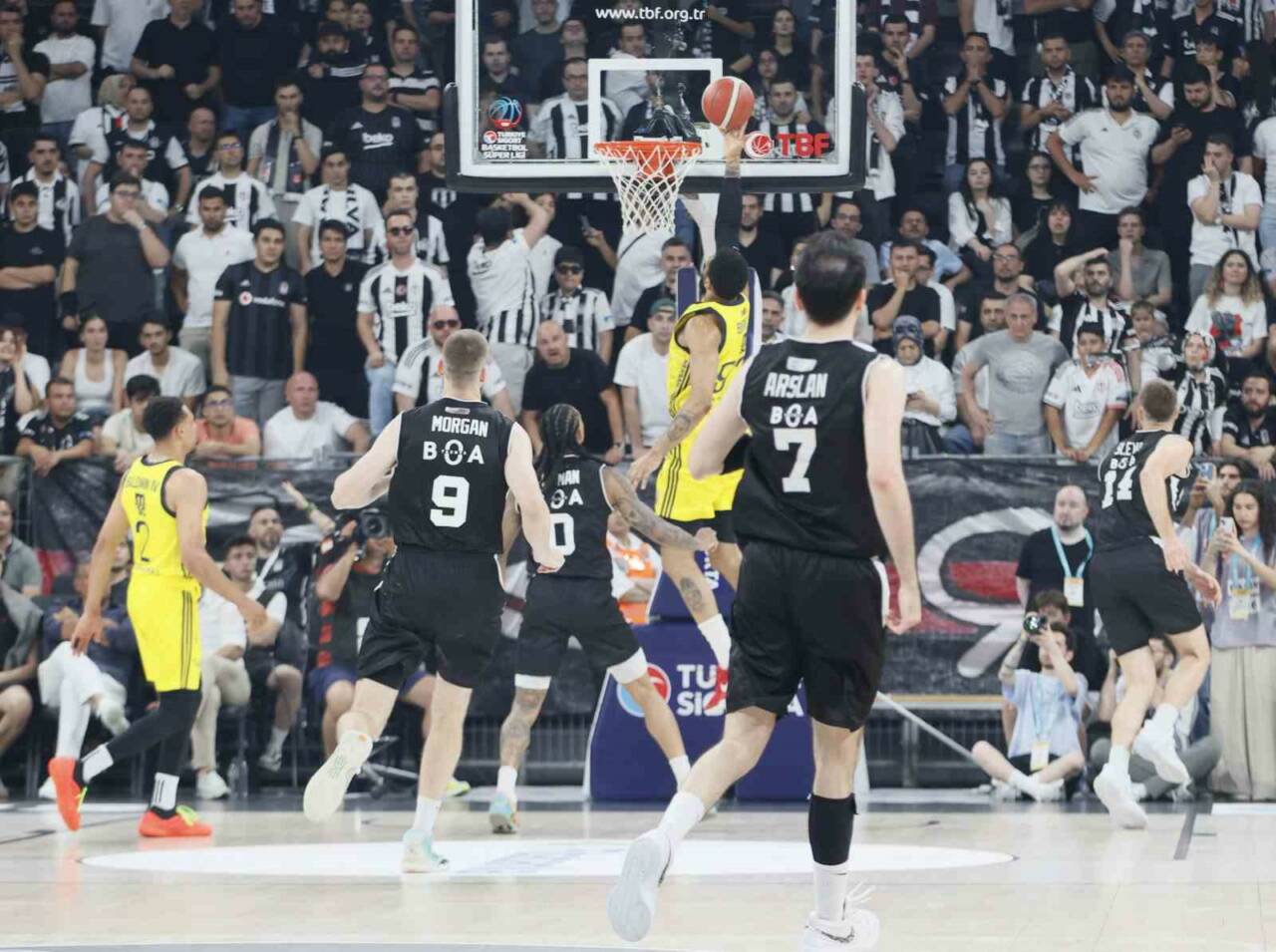 Türkiye Sigorta Basketbol Süper Ligi play-off final serisi üçüncü maçında