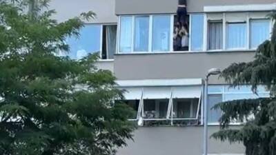 Beşiktaş’ta bir apartmanın 4’üncü katında oturan kadın, oturduğu dairenin penceresine