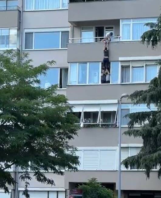 Beşiktaş’ta bir apartmanın 4’üncü katında oturan kadın, oturduğu dairenin penceresine