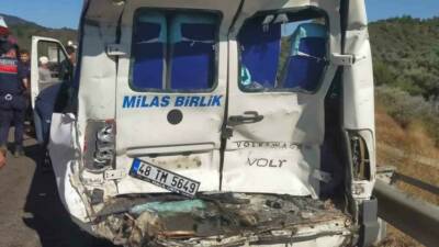 Muğla’nın Milas ilçesinde beton mikserinin birlik yolcu taşıyan dolmuşa çarpması