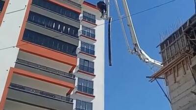 Elazığ’da bir işçi, beton pompa aracının hortumuna binerek metrelerce yüksekliğe