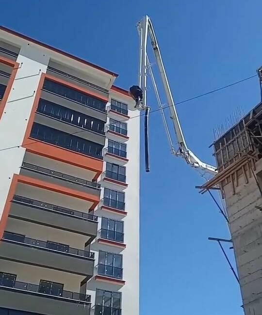 Elazığ’da bir işçi, beton pompa aracının hortumuna binerek metrelerce yüksekliğe