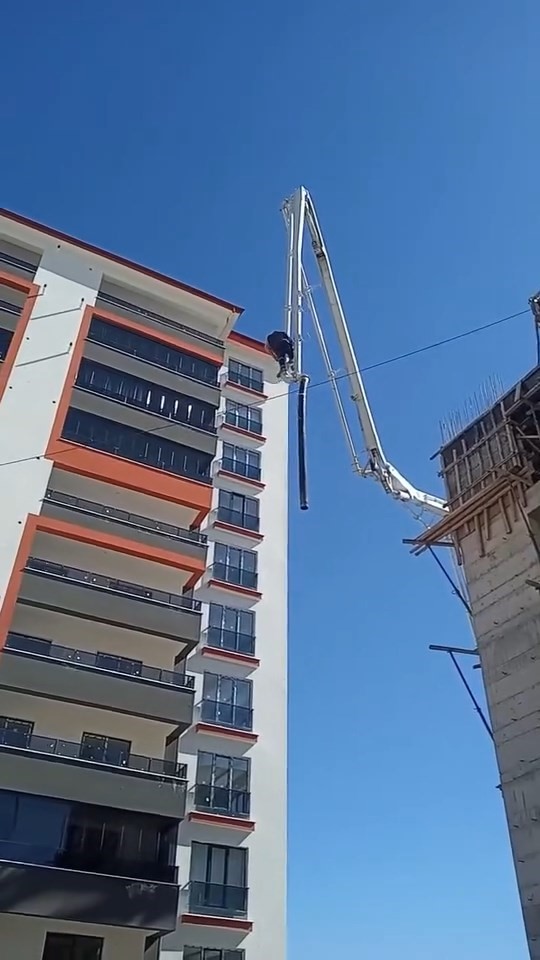 Elazığ’da bir işçi, beton pompa aracının hortumuna binerek metrelerce yüksekliğe