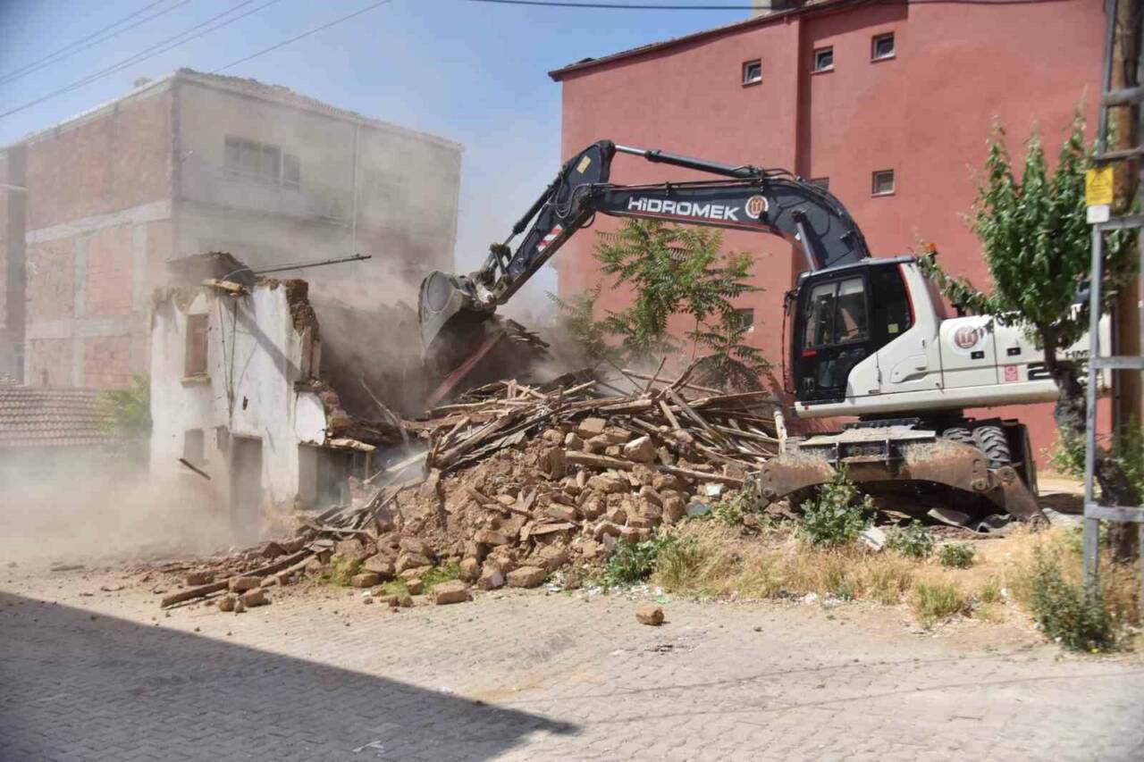 Bilecik Belediyesi Fen İşleri Müdürlüğü tarafından kent genelinde tehlike arz