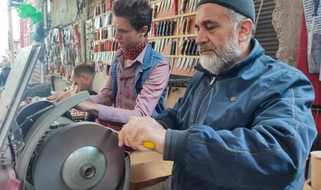 Konya’da vatandaşlar Kurban Bayramı öncesi bıçaklarını biletmek için bıçakçıların yolunu