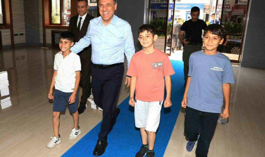 Bingöl Valisi Ahmet Hamdi Usta, birlikte Cuma namazı kıldığı çocukları