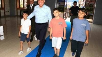 Bingöl Valisi Ahmet Hamdi Usta, birlikte Cuma namazı kıldığı çocukları