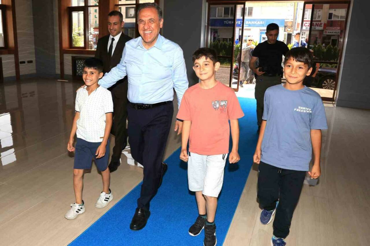 Bingöl Valisi Ahmet Hamdi Usta, birlikte Cuma namazı kıldığı çocukları