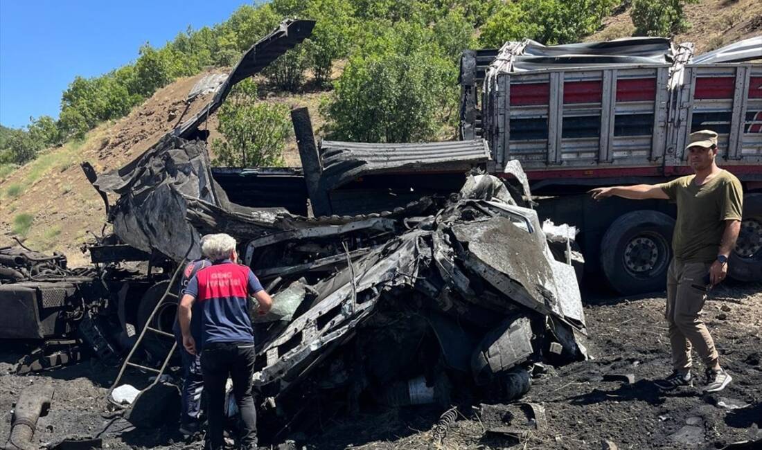 BİNGÖL (AA) – Bingöl’ün Genç ilçesinde demir tozu taşıyan tırın