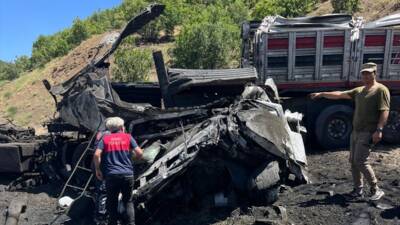 BİNGÖL (AA) – Bingöl’ün Genç ilçesinde demir tozu taşıyan tırın