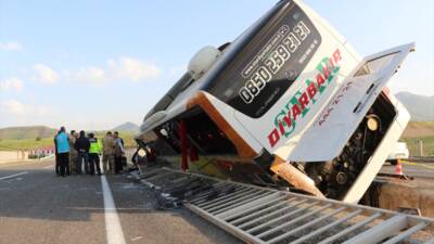 BİNGÖL (AA) – Bingöl’ün Karlıova ilçesinde yolcu otobüsünün devrilmesi sonucu