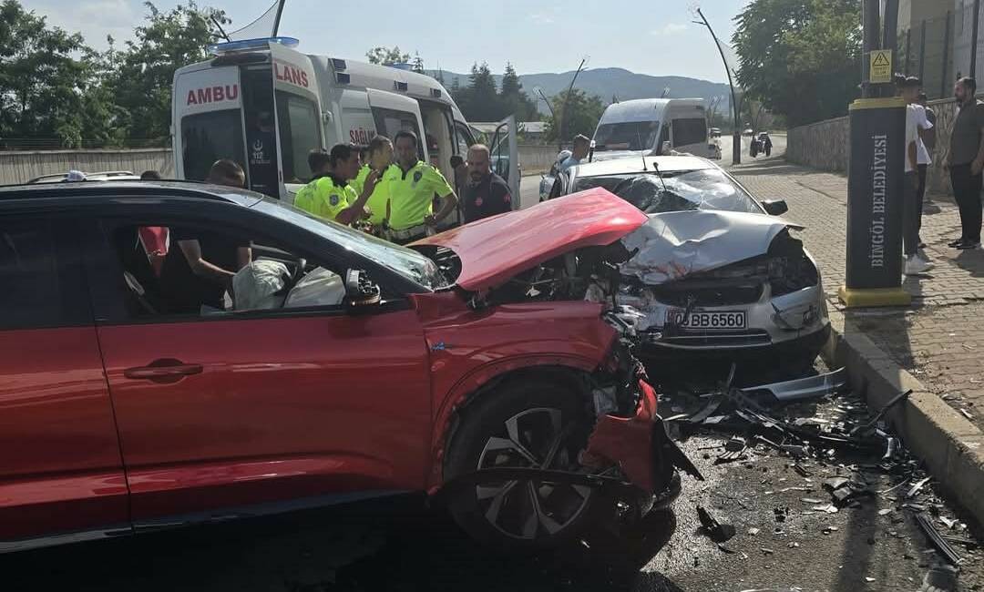 Bingöl’de ki otomobilin çarpışması sonucu meydana gelen kazada, 3 kişi