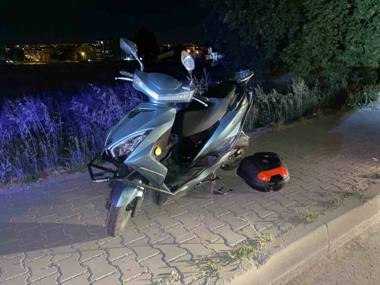 Eskişehir’de henüz belirlenemeyen bir aracın motosiklete çarpıp kaçtığı trafik kazasında