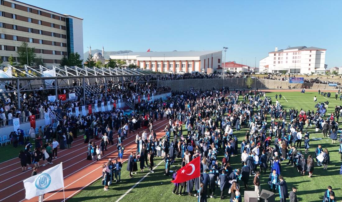 BİTLİS (AA) – Bitlis Eren Üniversitesinde (BEÜ) eğitimlerini tamamlayan yaklaşık