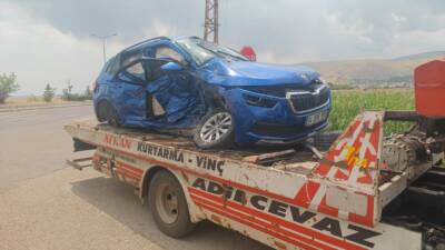 BİTLİS (AA) – Bitlis’in Adilcevaz ilçesinde otomobille hafif ticari aracın