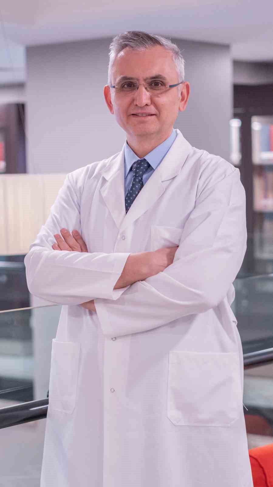 Güven Hastanesi’nde görev yapan Prof. Dr. Altuğ Tuncel, böbrek üstü