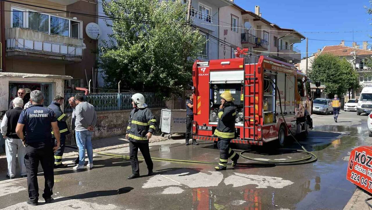 Sivas’ta bir apartmanın bodrum katında çıkan yangın paniğe neden oldu.