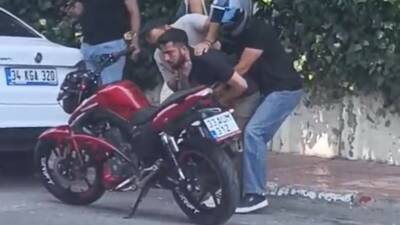 Mersin’de boğazına şeker kaçan bir vatandaş, yoldan geçen motosiklet sürücüsünün