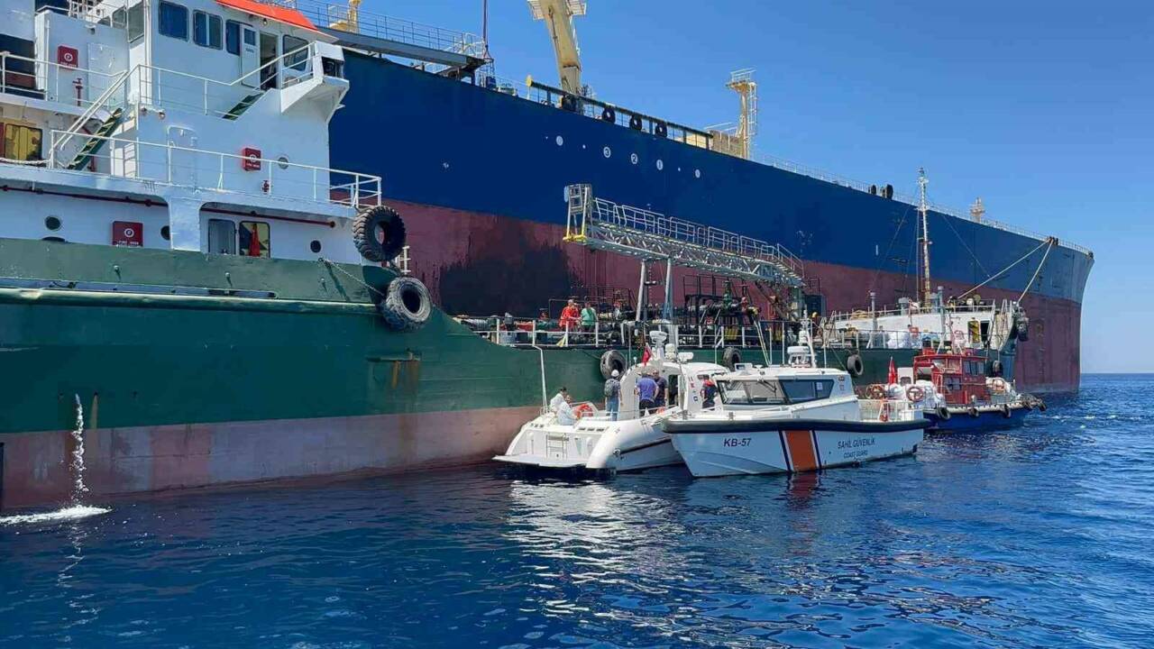 Çanakkale’nin Bozcaada ilçesi açıklarında denize slaç bastığı gerekçesiyle bir gemiye