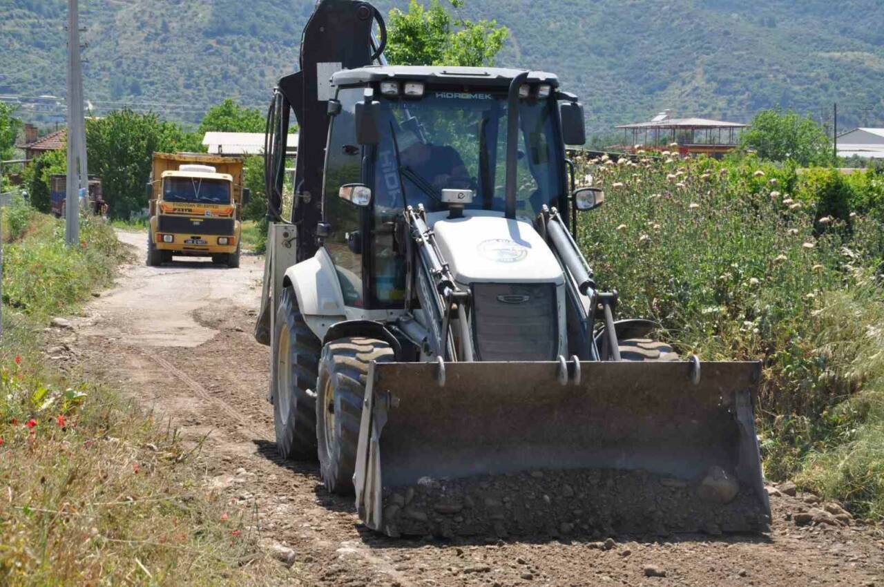 Bozdoğan Belediyesi, kırsal mahallelerde tarımsal üretimi kolaylaştırmak amacıyla ova yollarında