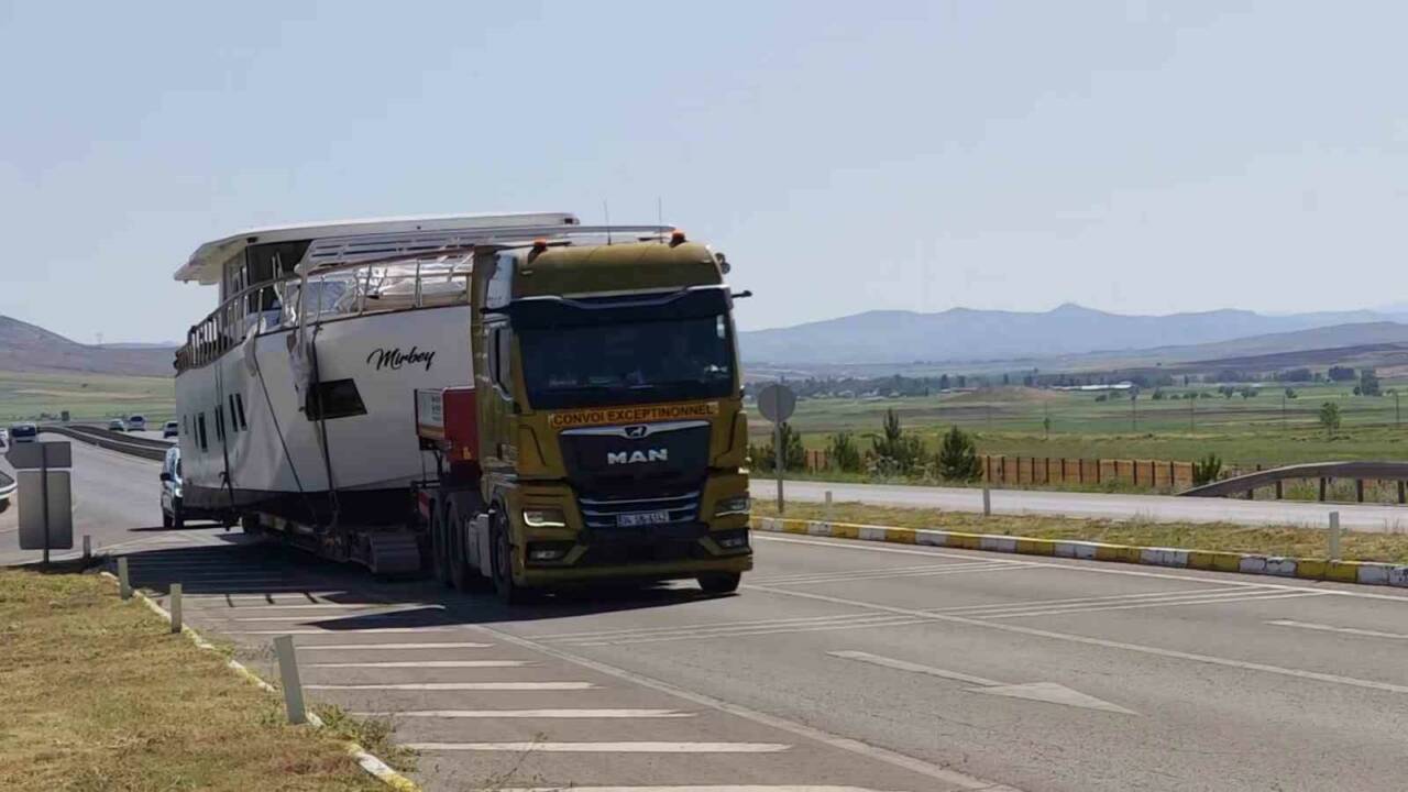 Denize kıyısı olmayan Sivas’ta ilginç bir manzara yaşandı. Sivas-Kayseri karayolunda
